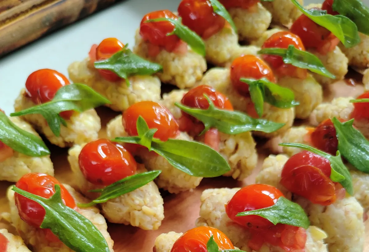 Bocados con tomate y hojas verdes