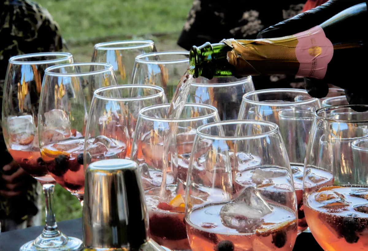 Copas servidas en cocktail de evento
