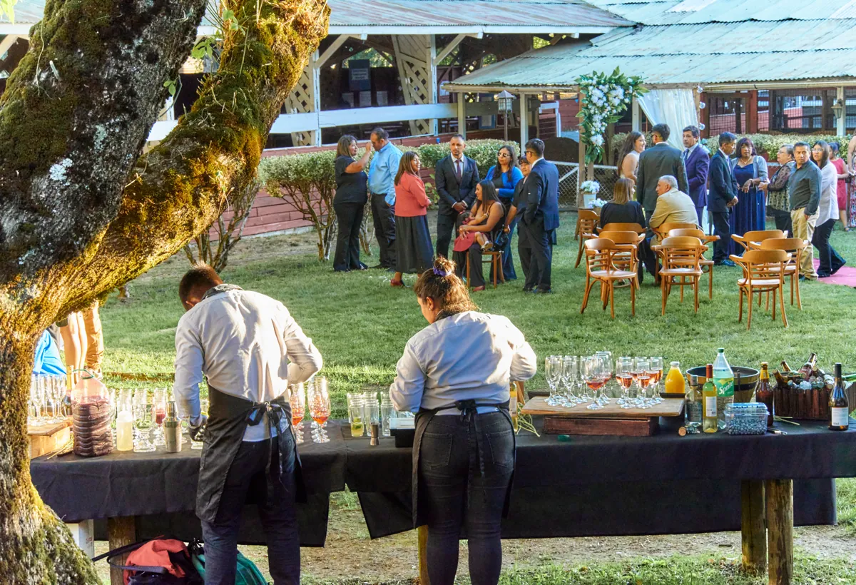 Servicio de banquetería en matrimonio al aire libre