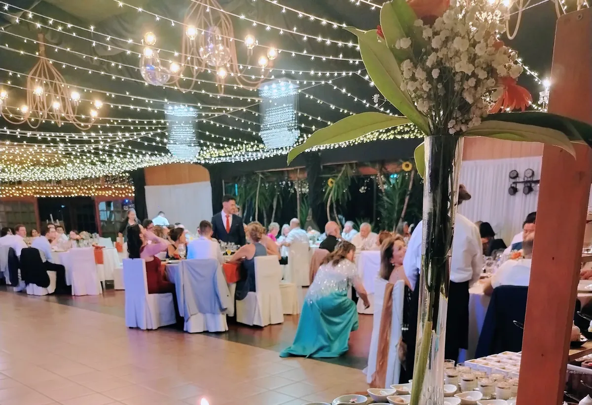 Mesa de evento con postres y ambientación cálida