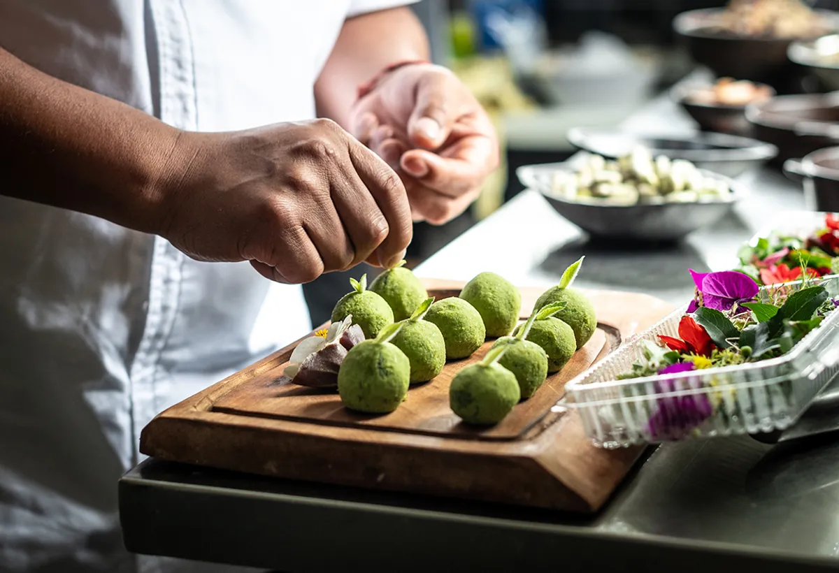 Preparación de bocados verdes con productos locales