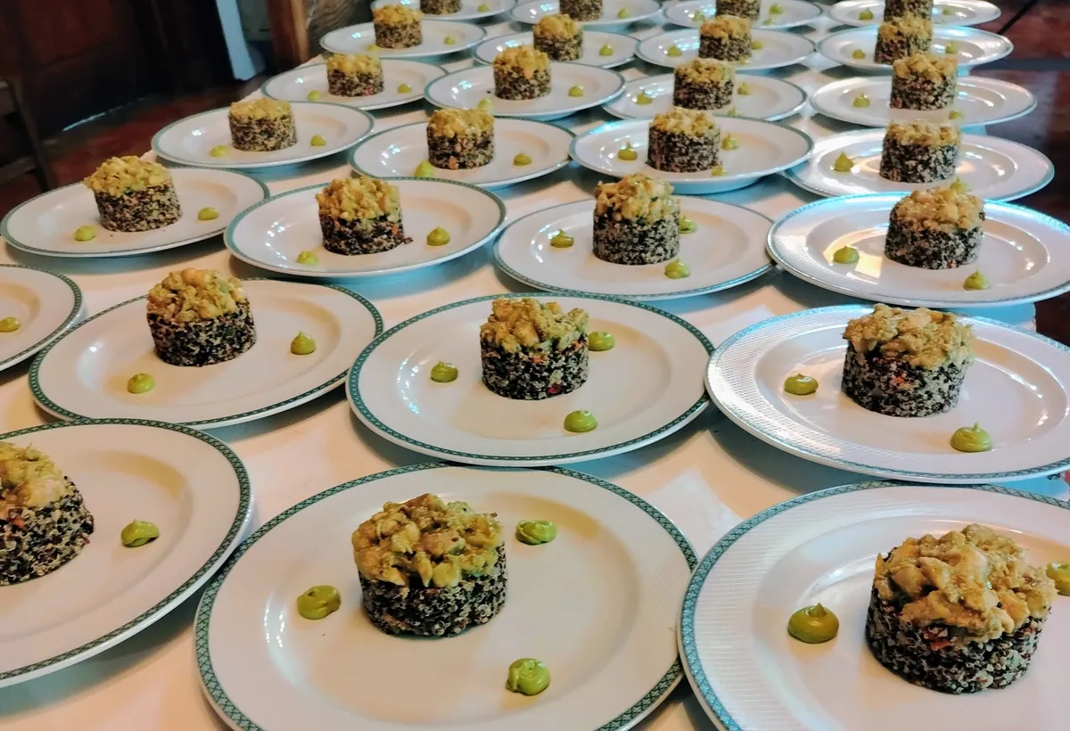 Platos de banquetería preparados en serie