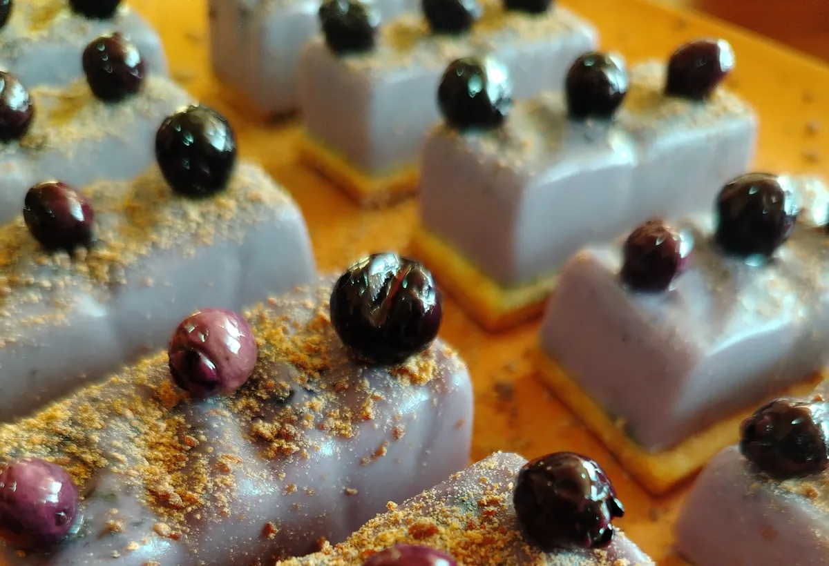 Postres individuales con frutos oscuros