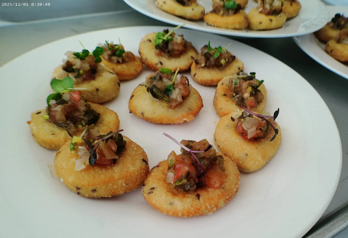 Bocados salados servidos en plato blanco